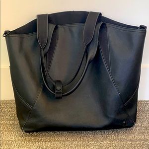 Lululemon black tote